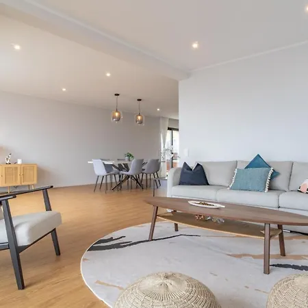 بيت للعطل Isaac In *