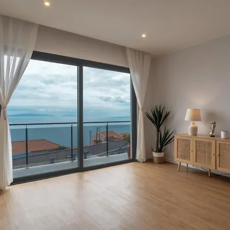 Isaac In سانتا كروز